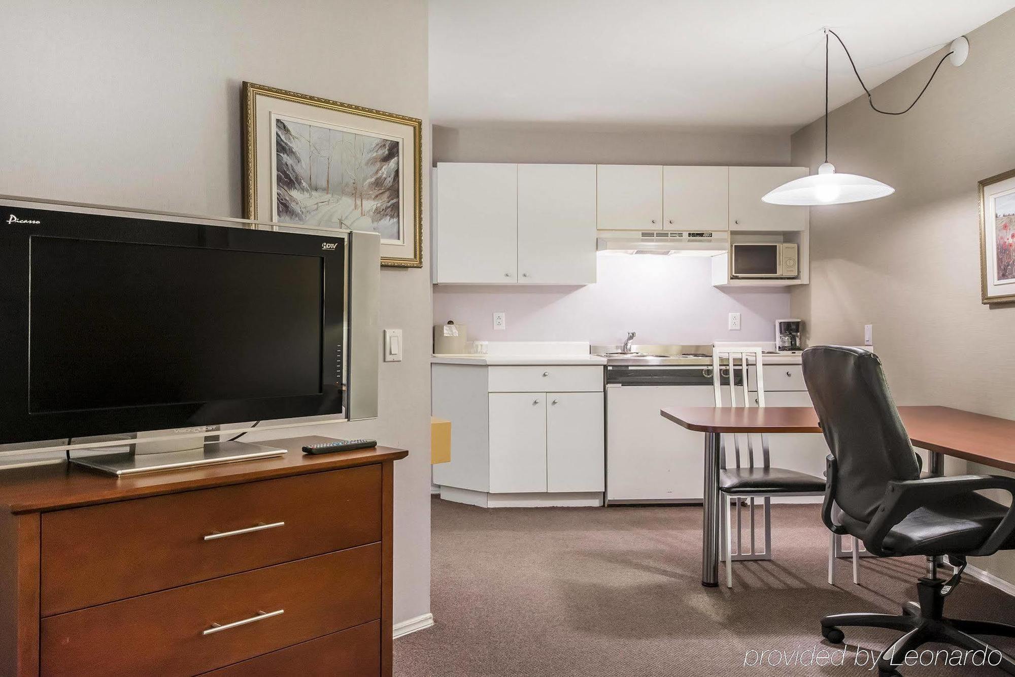 Syracuse Inn And Suites Bagian luar foto