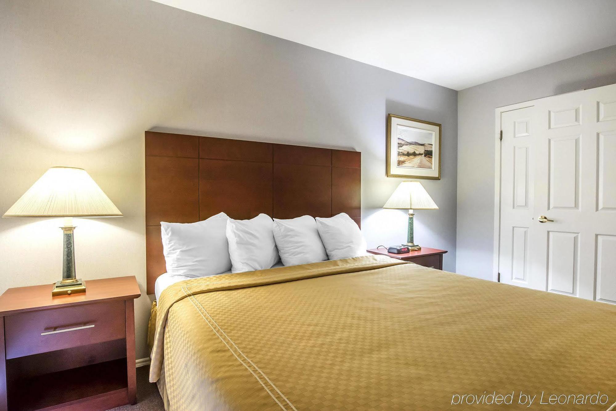 Syracuse Inn And Suites Bagian luar foto