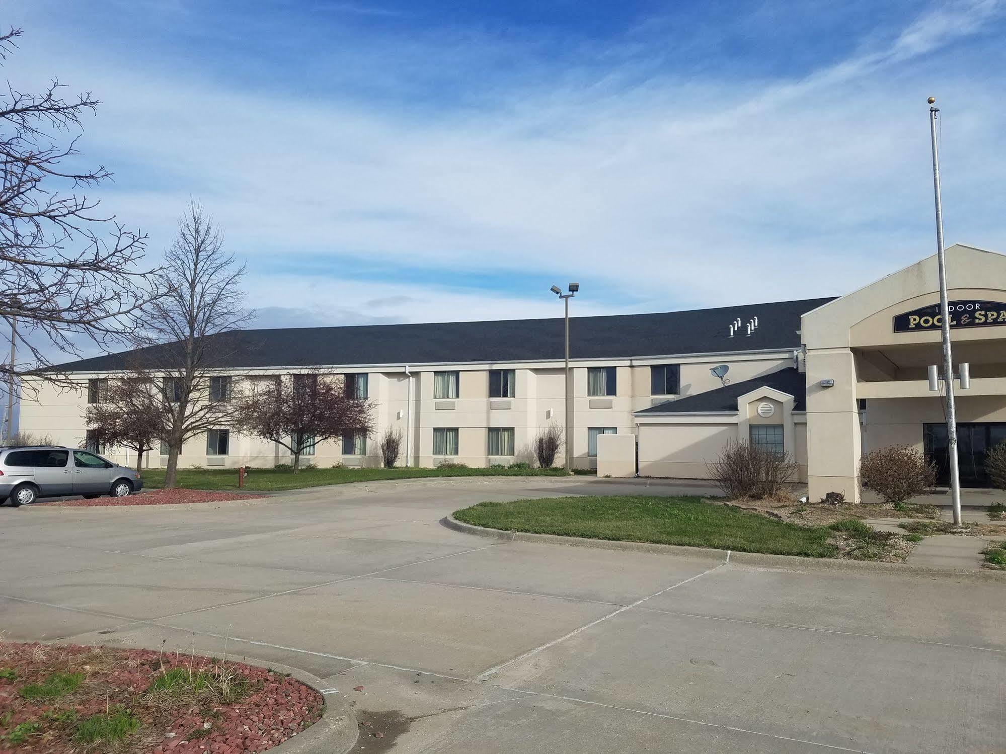 Syracuse Inn And Suites Bagian luar foto