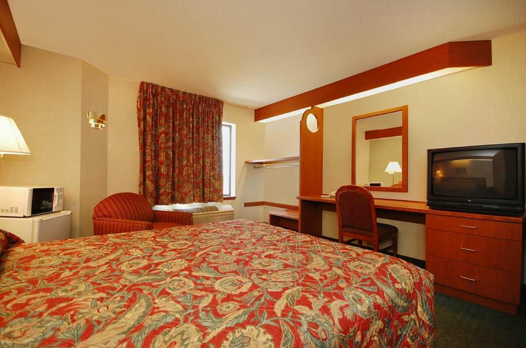 Syracuse Inn And Suites Bagian luar foto